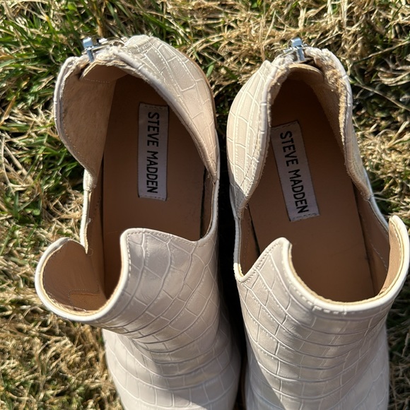 STEVE MADDEN Cream Tan Croc-Embossed Cutout Booties, Size 9 - Picture 6 of 8